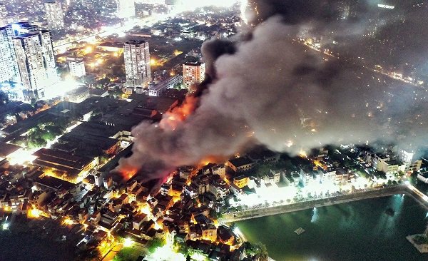 Vụ cháy tại công ty Rạng Đông: Sơ tán trẻ nhỏ, cấm ăn thực phẩm nuôi trồng trong vòng 1km-1