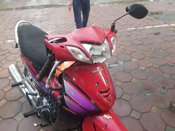 Xót xa cảnh người thân gào khóc thảm thiết tại hiện trường nam thanh niên tử vong vì cây đổ ở Hà Nội-3