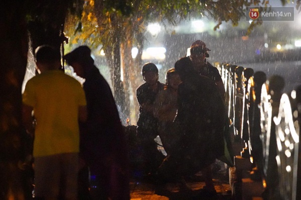 Xót xa cảnh người thân gào khóc thảm thiết tại hiện trường nam thanh niên tử vong vì cây đổ ở Hà Nội-5