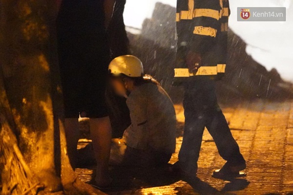 Xót xa cảnh người thân gào khóc thảm thiết tại hiện trường nam thanh niên tử vong vì cây đổ ở Hà Nội-6