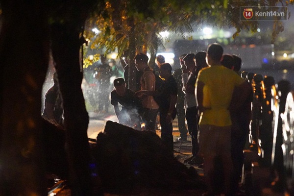 Xót xa cảnh người thân gào khóc thảm thiết tại hiện trường nam thanh niên tử vong vì cây đổ ở Hà Nội-7