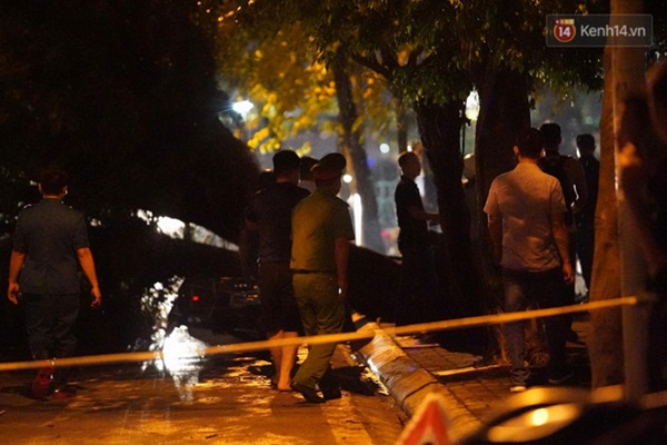 Xót xa cảnh người thân gào khóc thảm thiết tại hiện trường nam thanh niên tử vong vì cây đổ ở Hà Nội-8