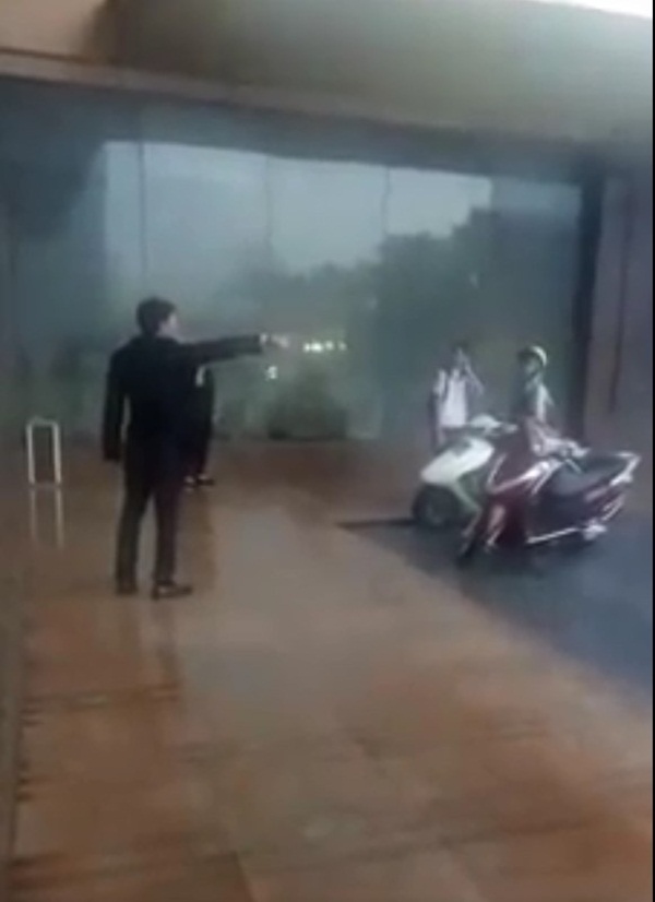 Hà Nội: Giữa cơn mưa giông khủng khiếp, người đàn ông cố tình xua đuổi 2 mẹ con rời khỏi sảnh TTTM khiến nhiều người bức xúc-1