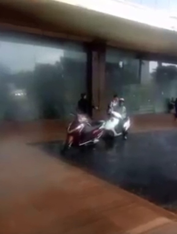 Hà Nội: Giữa cơn mưa giông khủng khiếp, người đàn ông cố tình xua đuổi 2 mẹ con rời khỏi sảnh TTTM khiến nhiều người bức xúc-2
