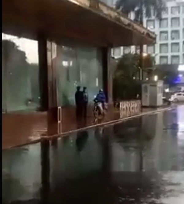 Hà Nội: Giữa cơn mưa giông khủng khiếp, người đàn ông cố tình xua đuổi 2 mẹ con rời khỏi sảnh TTTM khiến nhiều người bức xúc-3