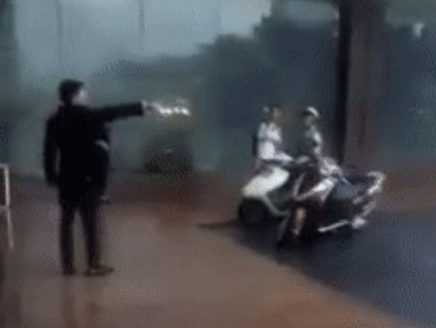 Hà Nội: Giữa cơn mưa giông khủng khiếp, người đàn ông cố tình xua đuổi 2 mẹ con rời khỏi sảnh TTTM khiến nhiều người bức xúc