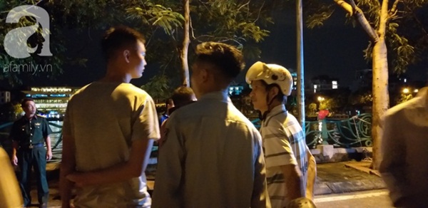 Người thân gào khóc bên thi thể nam thanh niên bị cây ngã đè trúng ở Hà Nội: Lúc chiều nó còn bảo đi mua quyển sách rồi về-3