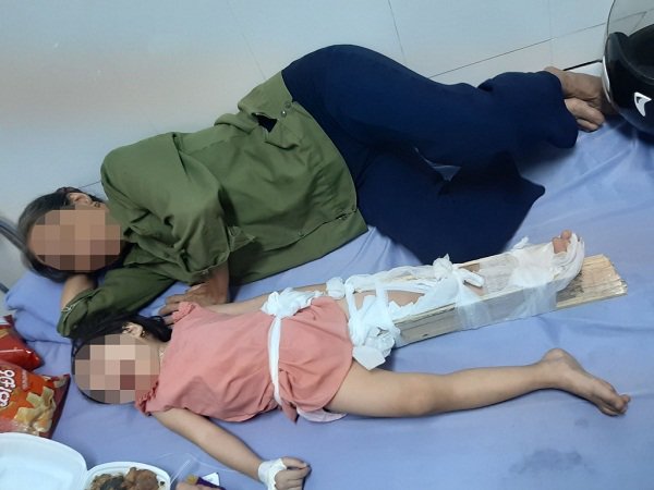 Con 2 tuổi ngã gãy chân ở trường mầm non, cô hiệu trưởng nói: Sao anh lại gọi cho tôi...”-1