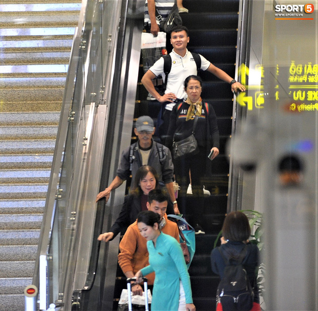 Quang Hải, Tiến Dũng tươi rói trở về trong đêm sau sự cố trễ chuyến bay-2