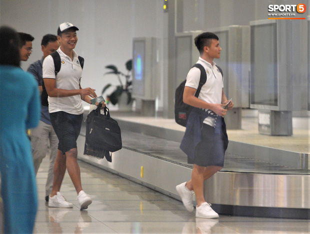 Quang Hải, Tiến Dũng tươi rói trở về trong đêm sau sự cố trễ chuyến bay-4