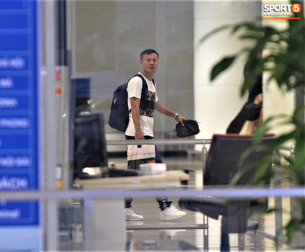 Quang Hải, Tiến Dũng tươi rói trở về trong đêm sau sự cố trễ chuyến bay-5