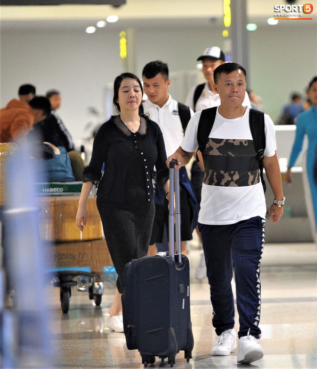 Quang Hải, Tiến Dũng tươi rói trở về trong đêm sau sự cố trễ chuyến bay-6