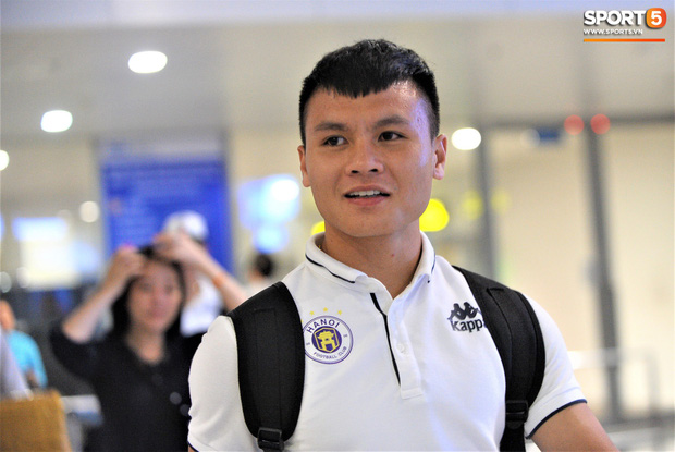 Quang Hải, Tiến Dũng tươi rói trở về trong đêm sau sự cố trễ chuyến bay-1