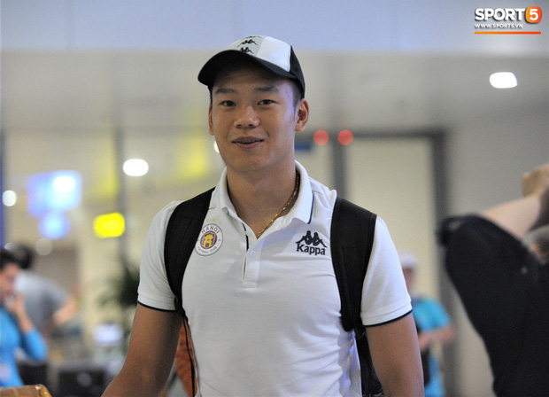 Quang Hải, Tiến Dũng tươi rói trở về trong đêm sau sự cố trễ chuyến bay-7