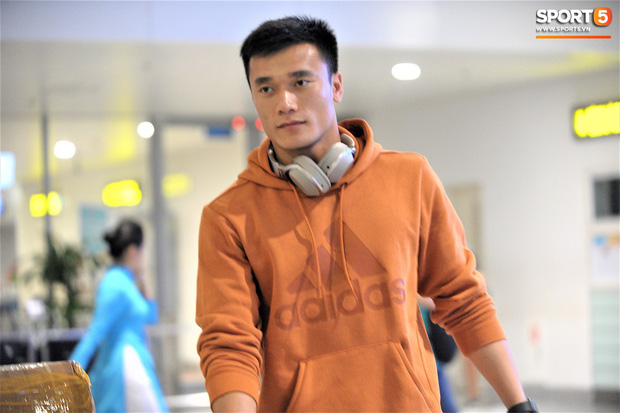 Quang Hải, Tiến Dũng tươi rói trở về trong đêm sau sự cố trễ chuyến bay-8