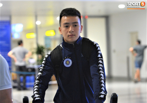 Quang Hải, Tiến Dũng tươi rói trở về trong đêm sau sự cố trễ chuyến bay-9