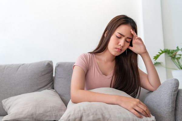 Phát hiện mỗi tháng lương của chồng đều thiếu 2 triệu, tôi lén kiểm tra tài khoản ngân hàng của anh thì sững sờ khi biết người nhận số tiền ấy không hề xa lạ-1