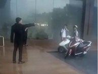 Bảo vệ khách sạn 5 sao ở Hà Nội không cho người dân trú mưa, quản lý lên tiếng: 'Đó là đường của khách VIP đến, đỗ như vậy gây cản trở'