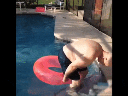 Thanh niên đi xe máy kẹp 3 lao vào nhà dân để trốn CSGT-1