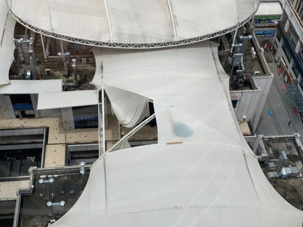 Khoảnh khắc gây sốc: Người phụ nữ bị nước mưa đổ ập xuống cuốn phăng cả chục mét khi đang đi trong trung tâm thương mại-3