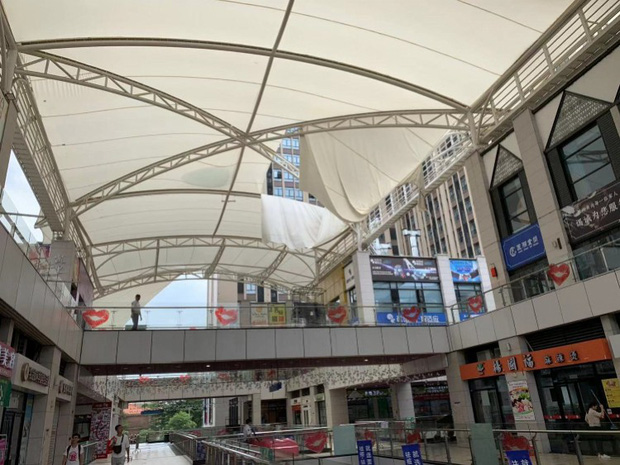 Khoảnh khắc gây sốc: Người phụ nữ bị nước mưa đổ ập xuống cuốn phăng cả chục mét khi đang đi trong trung tâm thương mại-2