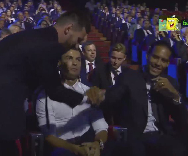 Cười nghiêng ngả với biểu cảm cực đắt giá của Ronaldo khi chứng kiến Messi ẵm danh hiệu cao quý ngay trước mắt-1