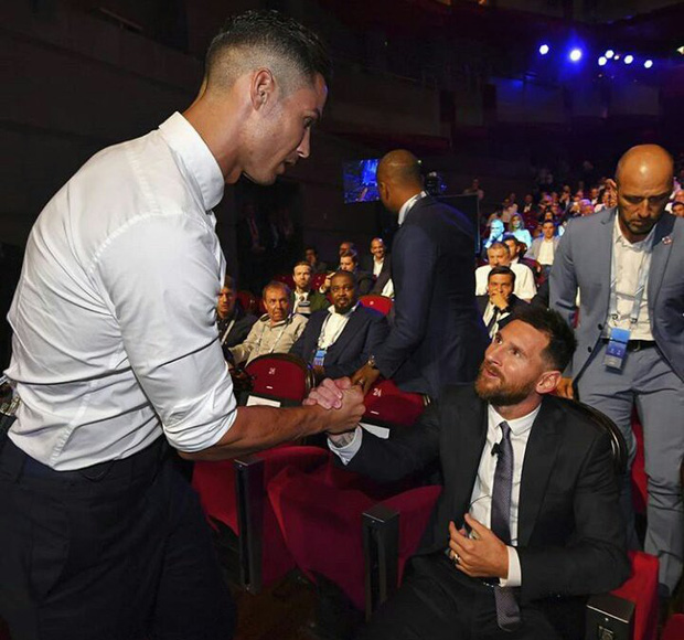 Cười nghiêng ngả với biểu cảm cực đắt giá của Ronaldo khi chứng kiến Messi ẵm danh hiệu cao quý ngay trước mắt-4