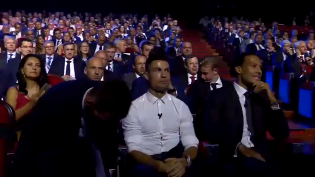 Cười nghiêng ngả với biểu cảm cực đắt giá của Ronaldo khi chứng kiến Messi ẵm danh hiệu cao quý ngay trước mắt-2