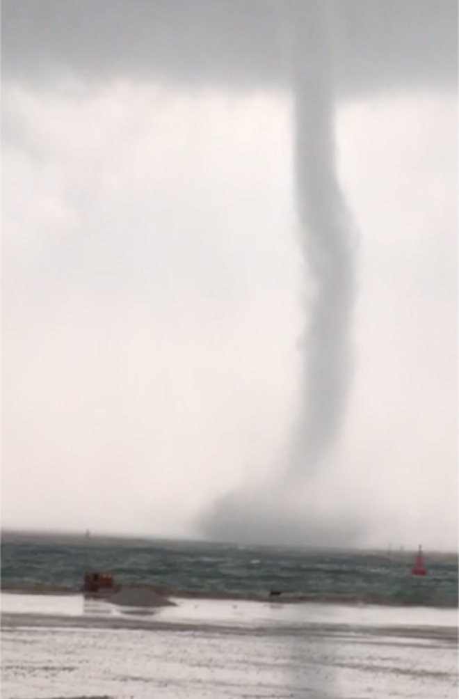 Cận cảnh vòi rồng quét trên biển Hà Tĩnh trước khi cơn bão số 4 đổ bộ đất liền-3