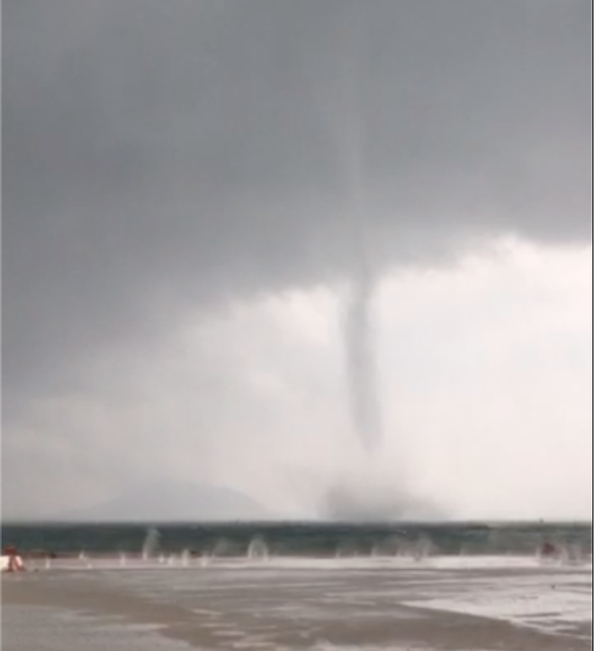 Cận cảnh vòi rồng quét trên biển Hà Tĩnh trước khi cơn bão số 4 đổ bộ đất liền-4