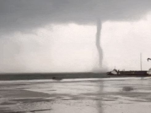 Cận cảnh vòi rồng quét trên biển Hà Tĩnh trước khi cơn bão số 4 đổ bộ đất liền