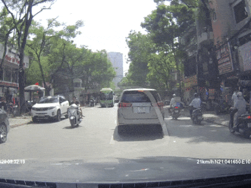 Tài xế xe máy ngã đau vì đi ẩu-1