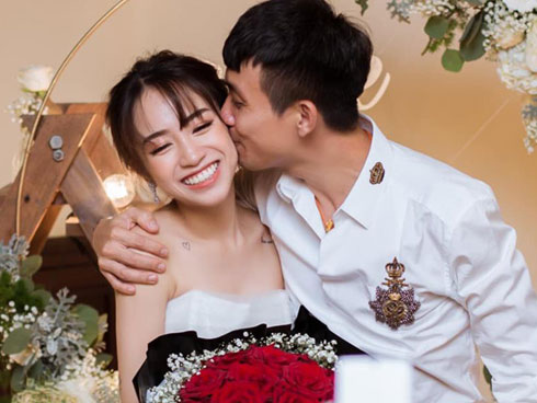 Vừa xong màn cầu hôn rình rang, ái nữ đại gia Minh Nhựa đã dắt tay chồng lên phường đánh dấu chủ quyền”-6