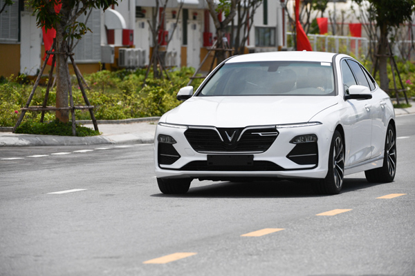 VinFast tiếp tục ưu đãi giá ô tô Lux, Fadil-1