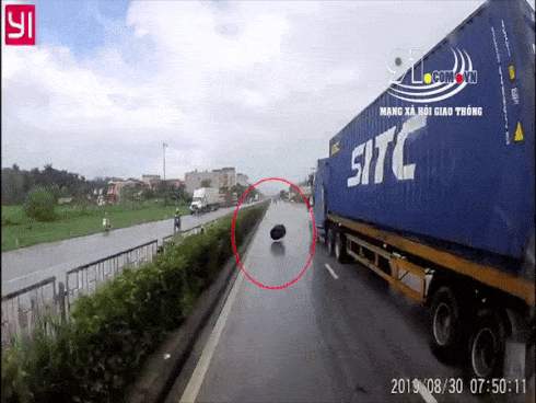 Clip: Hoảng hồn xe container rơi bánh khi đang chạy trên quốc lộ