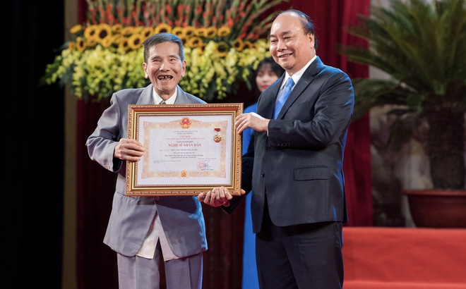 NSND Trần Hạnh: Mắt hỏng, 3 lần cúi thấp người cảm ơn và bước chân run rẩy lên nhận danh hiệu-1