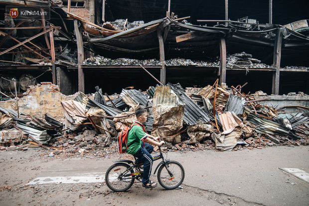 Cuộc sống xung quanh nhà kho Rạng Đông sau vụ cháy: Người lớn cay mắt và khó thở, trẻ nhỏ được sơ tán-1
