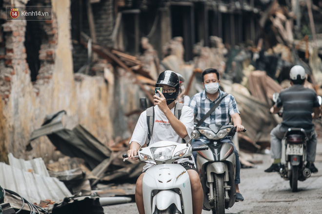 Cuộc sống xung quanh nhà kho Rạng Đông sau vụ cháy: Người lớn cay mắt và khó thở, trẻ nhỏ được sơ tán-10