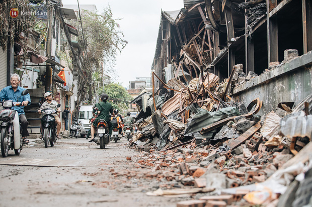 Cuộc sống xung quanh nhà kho Rạng Đông sau vụ cháy: Người lớn cay mắt và khó thở, trẻ nhỏ được sơ tán-12