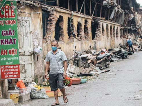 Cuộc sống xung quanh nhà kho Rạng Đông sau vụ cháy: Người lớn cay mắt và khó thở, trẻ nhỏ được sơ tán