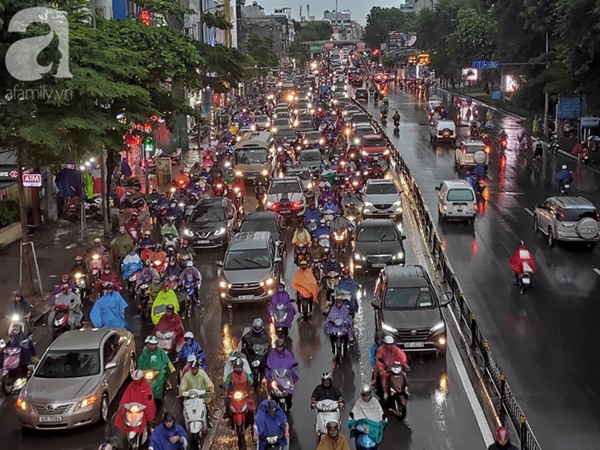Về quê nghỉ lễ 2/9: Trời Hà Nội mưa như trút nước, đường Sài Gòn chật cứng, người dân chen nhau mua vé ở bến xe-1