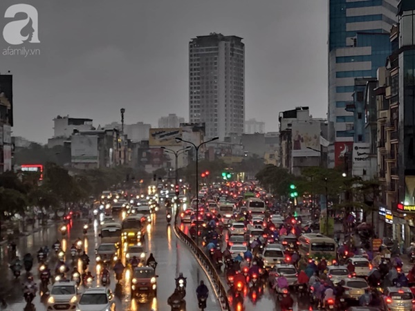 Về quê nghỉ lễ 2/9: Trời Hà Nội mưa như trút nước, đường Sài Gòn chật cứng, người dân chen nhau mua vé ở bến xe-2