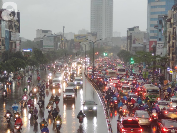 Về quê nghỉ lễ 2/9: Trời Hà Nội mưa như trút nước, đường Sài Gòn chật cứng, người dân chen nhau mua vé ở bến xe-3