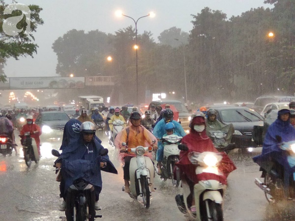 Về quê nghỉ lễ 2/9: Trời Hà Nội mưa như trút nước, đường Sài Gòn chật cứng, người dân chen nhau mua vé ở bến xe-4