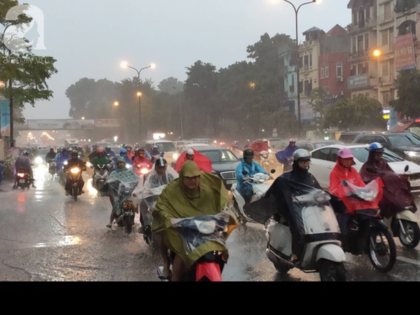 Về quê nghỉ lễ 2/9: Trời Hà Nội mưa như trút nước, đường Sài Gòn chật cứng, người dân chen nhau mua vé ở bến xe-5