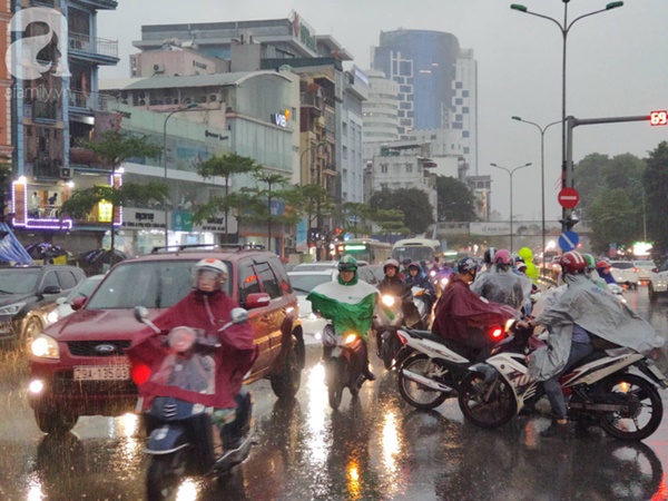 Về quê nghỉ lễ 2/9: Trời Hà Nội mưa như trút nước, đường Sài Gòn chật cứng, người dân chen nhau mua vé ở bến xe-6