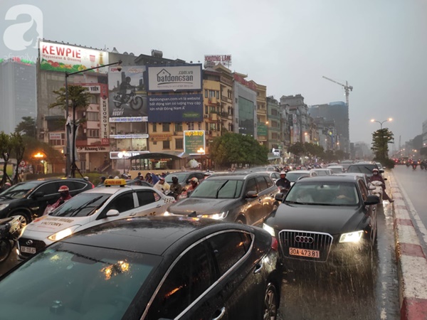 Về quê nghỉ lễ 2/9: Trời Hà Nội mưa như trút nước, đường Sài Gòn chật cứng, người dân chen nhau mua vé ở bến xe-7