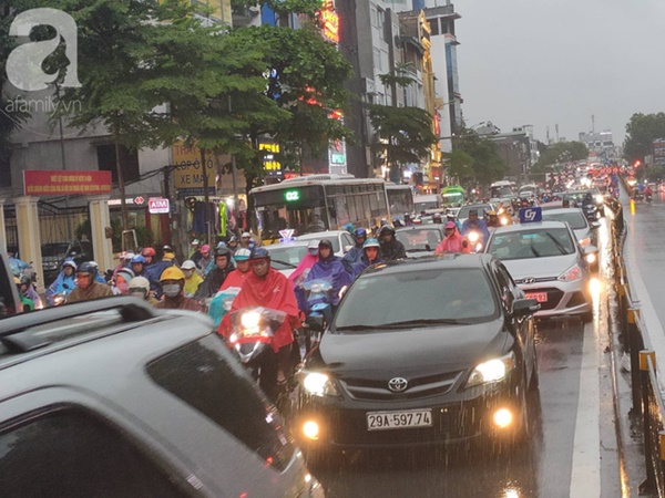 Về quê nghỉ lễ 2/9: Trời Hà Nội mưa như trút nước, đường Sài Gòn chật cứng, người dân chen nhau mua vé ở bến xe-8