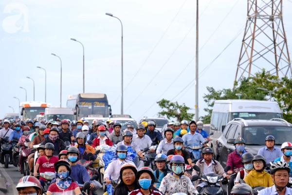 Về quê nghỉ lễ 2/9: Trời Hà Nội mưa như trút nước, đường Sài Gòn chật cứng, người dân chen nhau mua vé ở bến xe-9