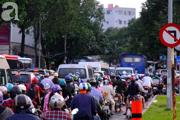Về quê nghỉ lễ 2/9: Trời Hà Nội mưa như trút nước, đường Sài Gòn chật cứng, người dân chen nhau mua vé ở bến xe-10